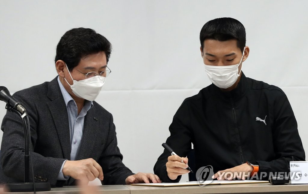 Woo Sang-hyuk assinou o contrato