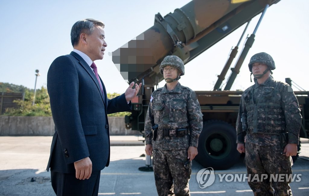 El ministro de Defensa de Corea del Sur, Lee Jong-sup (izda.), inspecciona una unidad del Comando Estratégico de Misiles del Ejército, el 20 de octubre de 2022, en esta foto proporcionada por el Ministerio de Defensa. (Prohibida su reventa y archivo)