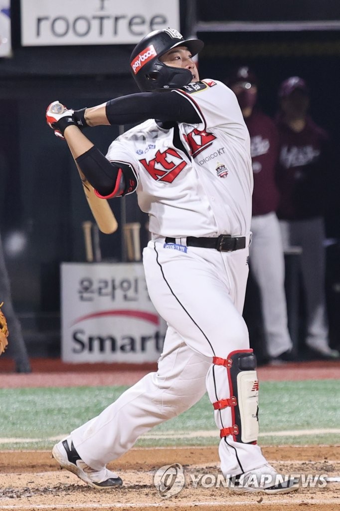 Kang Baek-ho of the KT Wiz hits a solo home run against the Kiwoom Heroes during the bottom of the third inning of Game 4 of the first round in the Korea Baseball Organization postseason at KT Wiz Park in Suwon, 35 kilometers south of Seoul, on Oct. 20, 2022. (Yonhap)