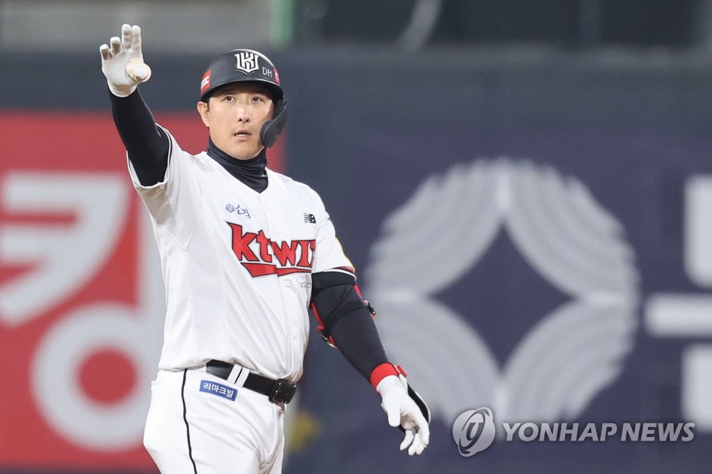 Hwang Jae-gyun of the KT Wiz celebrates his two-run double against the Kiwoom Heroes during the bottom of the seventh inning of Game 4 of the first round in the Korea Baseball Organization postseason at KT Wiz Park in Suwon, 35 kilometers south of Seoul, on Oct. 20, 2022. (Yonhap)
