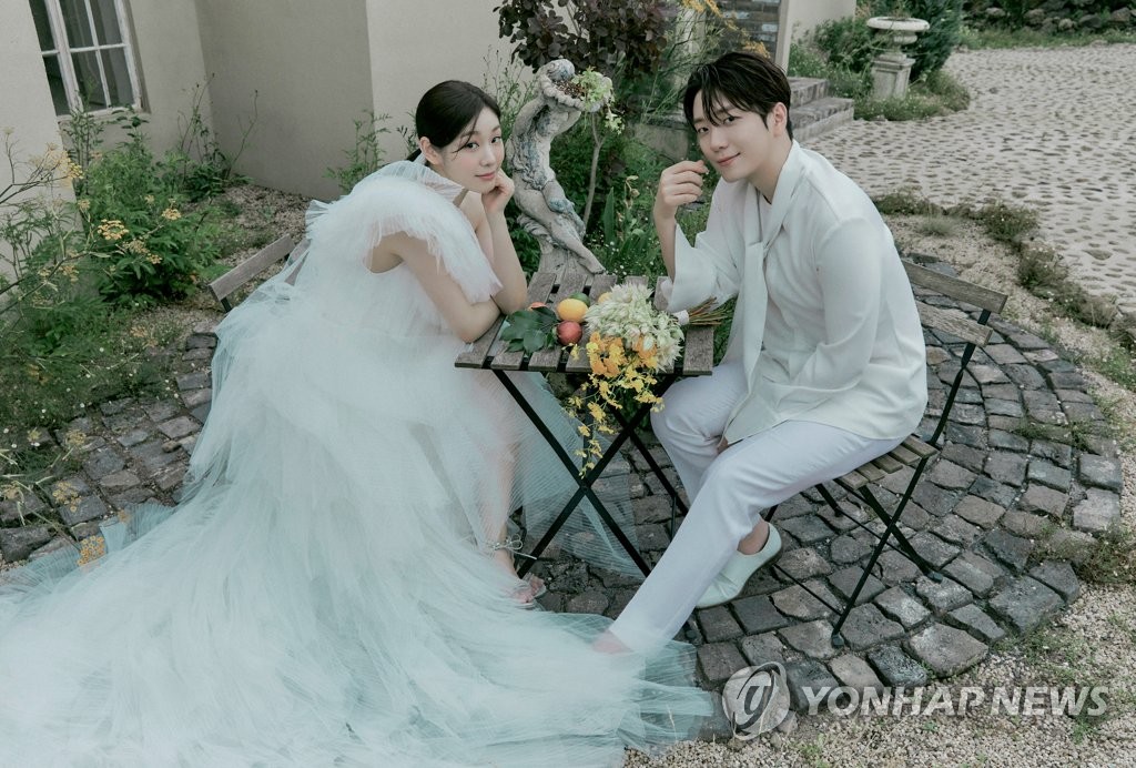 La foto de boda, lanzada, el 22 de octubre de 2022, por All That Sports, muestra a la ex patinadora artística surcoreana Kim Yu-na (izda.) y el cantante de música clásica surcoreano Ko Woo-rim. (Prohibida su reventa y archivo)