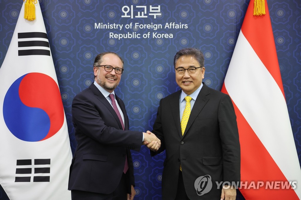 会談前に握手する韓国の朴振（パク・ジン）外交部長官（右）とオーストリアのシャレンベルク外相＝２３日、ソウル（聯合ニュース）