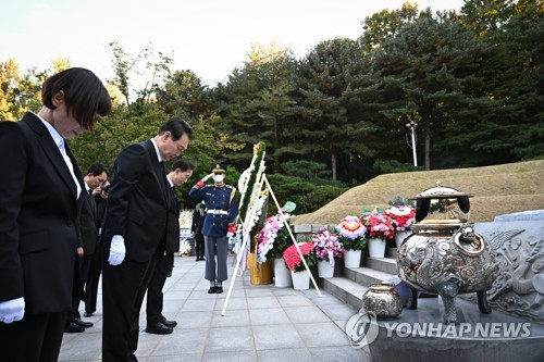 الرئيس «يون» يزور قبر الرئيس الأسبق الراحل قبيل ذكرى وفاته