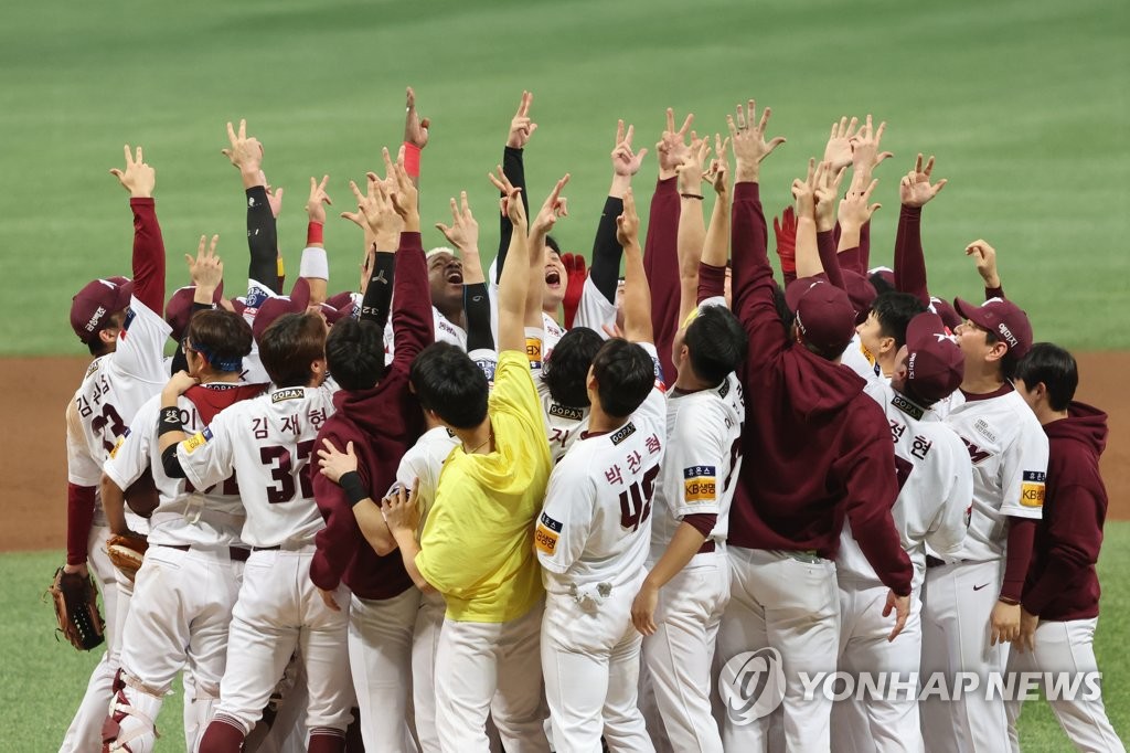 Kiwoom Heroes players celebrate their 4-1 victory over the LG Twins in Game 4 of the second round in the Korea Baseball Organization postseason at Gocheok Sky Dome in Seoul on Oct. 28, 2022. The Heroes advanced to the Korean Series following this win. (Yonhap)