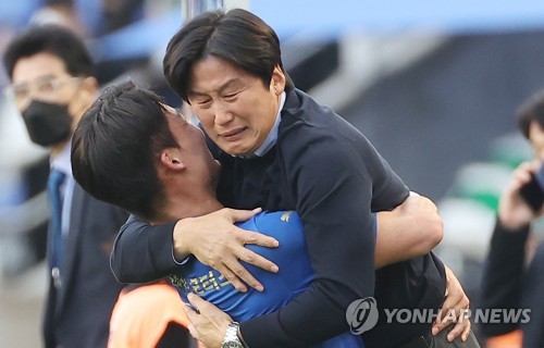 In this file photo from Oct. 29, 2022, Suwon Samsung Bluewings forward Oh Hyeon-gyu (L) embraces his head coach Lee Byung-geun after scoring against FC Anyang during the clubs' K League promotion-relegation playoff match at Suwon World Cup Stadium in Suwon, 35 kilometers south of Seoul. (Yonhap)