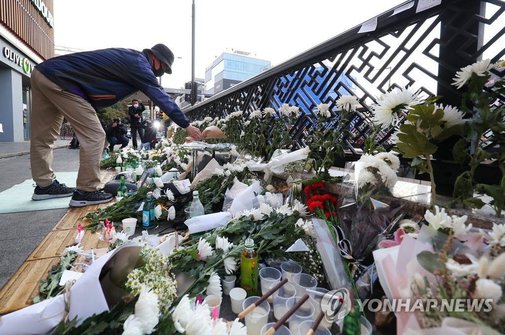 韓国・ソウルの繁華街、梨泰院でのハロウィーンイベントで１５０人以上が死亡した雑踏事故の現場に近い地下鉄６号線の梨泰院駅前で花を手向ける市民＝３１日、ソウル（聯合ニュース）