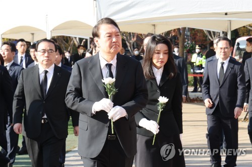 合同焼香所を弔問した尹大統領夫妻＝３１日、ソウル（聯合ニュース）