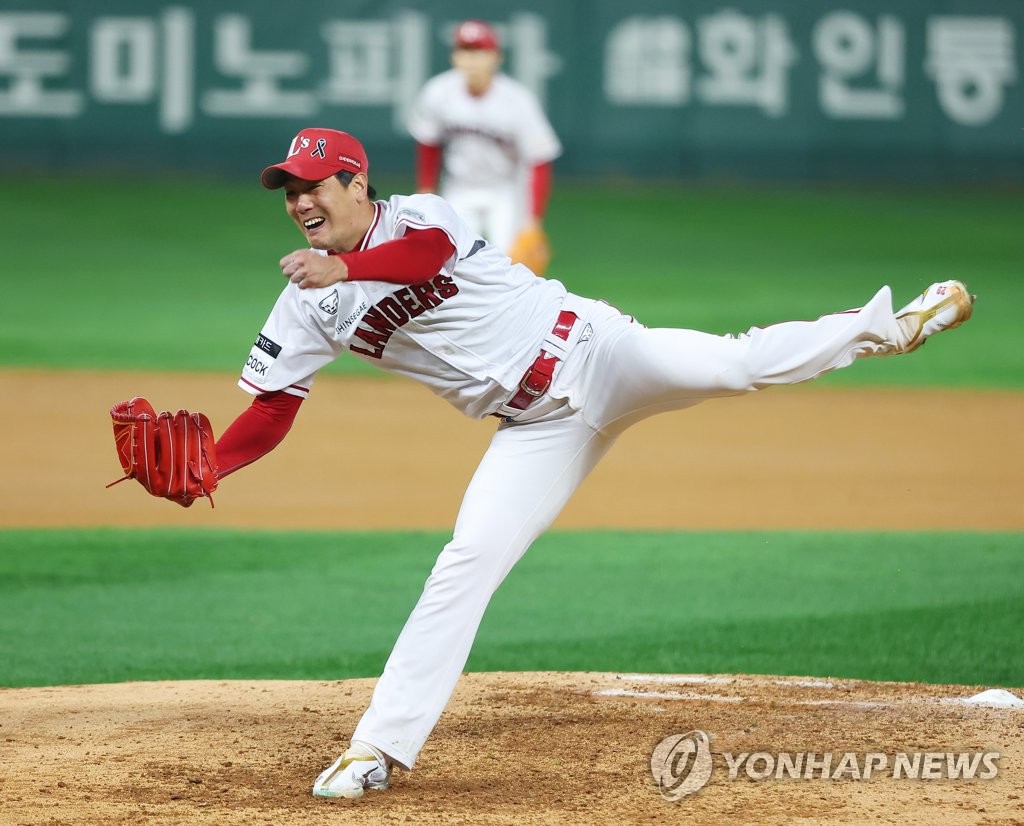 SSG Landers starter Kim Kwang-hyun pitches against the Kiwoom Heroes during the top of the fourth inning of Game 1 of the Korean Series at Incheon SSG Landers Field in Incheon, 30 kilometers west of Seoul, on Nov. 1, 2022. (Yonhap)