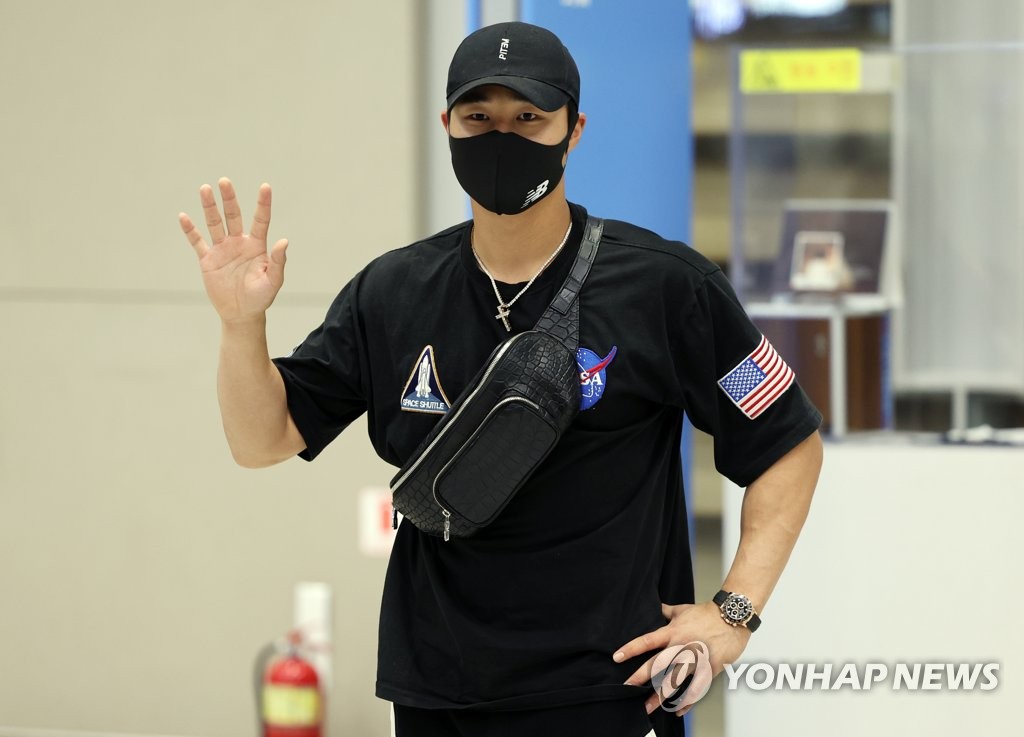 San Diego Padres shortstop Kim Ha-seong waves to cameras at Incheon International Airport, west of Seoul, on Nov. 2, 2022, after returning from the United States following his second season in Major League Baseball. (Yonhap)