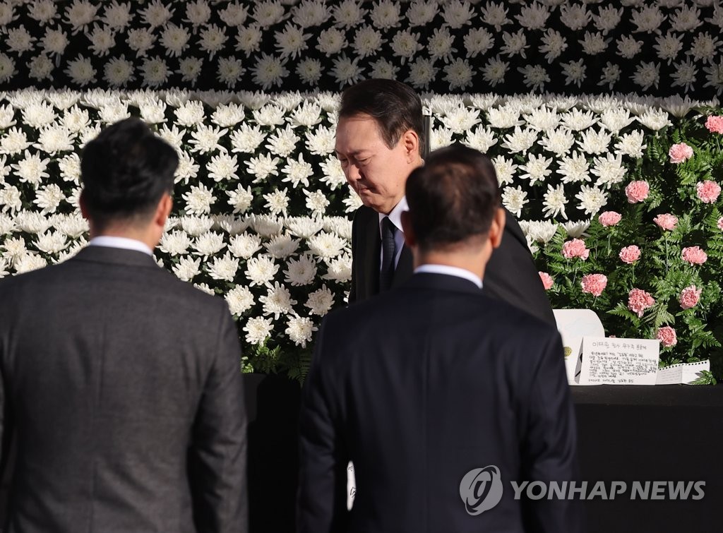 尹大統領の弔問続く　再びソウル市庁前広場の焼香所に＝前日は葬儀場にも