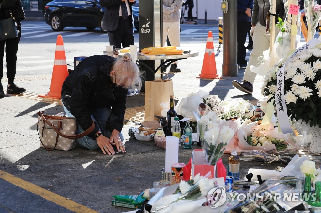 A foreigner mourns the deadly Itaewon crowd crush near the accident site on Nov. 2, 2022. (Yonhap) 
