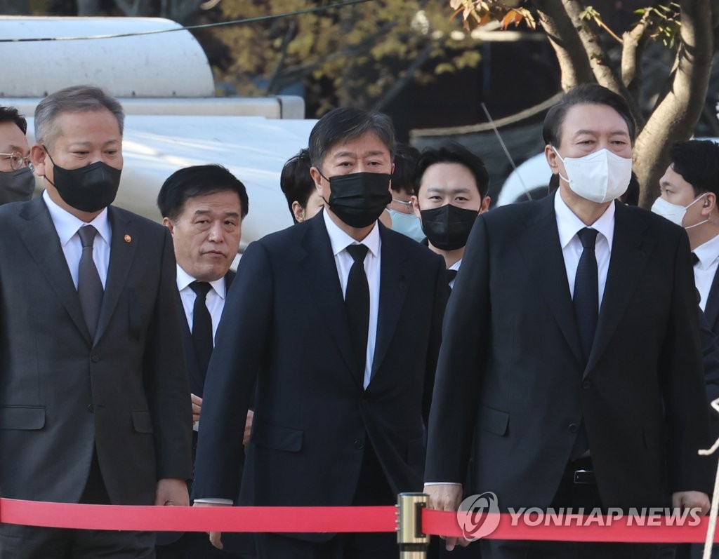 韓国大統領室「まず事態収拾」のスタンスも問責不可避か　雑踏事故