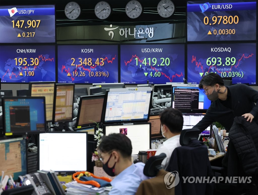 This photo taken Nov. 4, 2022, shows a dealing room at a Hana Bank branch in central Seoul. (Yonhap) 