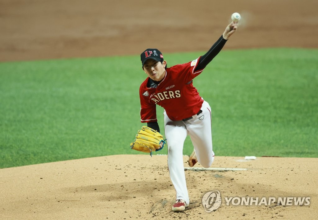 SSG Landers starter Oh Won-seok pitches against the Kiwoom Heroes during the bottom of the fifth inning of Game 3 of the Korean Series at Gocheok Sky Dome in Seoul on Nov. 4, 2022. (Yonhap)