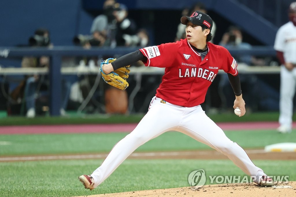 SSG Landers starter Oh Won-seok pitches against the Kiwoom Heroes during the bottom of the fifth inning of Game 3 of the Korean Series at Gocheok Sky Dome in Seoul on Nov. 4, 2022. (Yonhap)