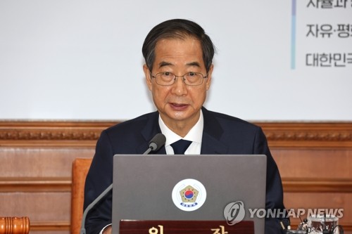 El primer ministro surcoreano, Han Duck-soo, habla durante una reunión del Gabinete, que tuvo lugar, el 8 de noviembre de 2022, en el complejo gubernamental de Seúl. 