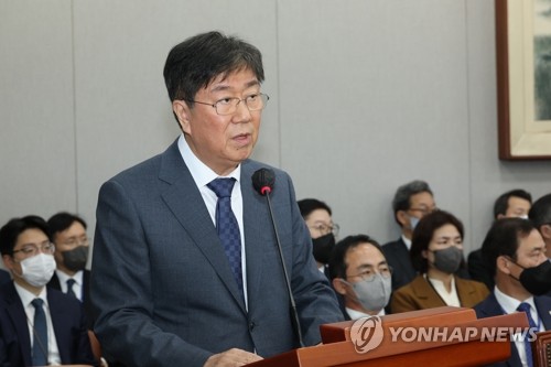 国会運営委員会による大統領秘書室の国政監査で発言する金大棋・大統領秘書室長＝８日、ソウル（聯合ニュース）