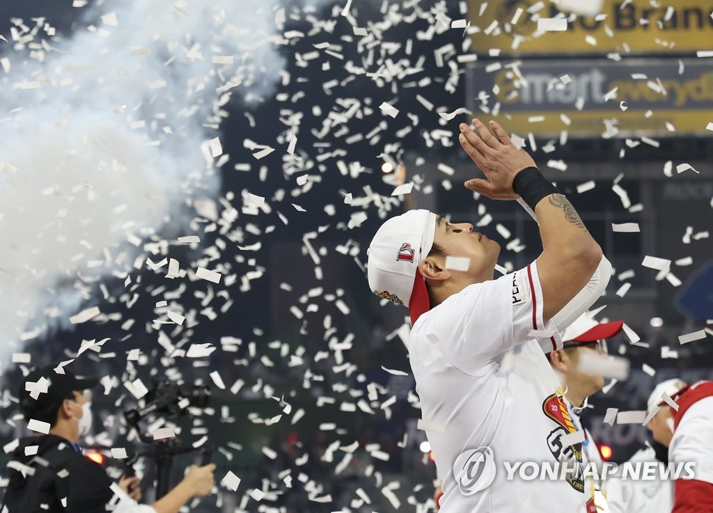 Former MLB All-Star Choo Shin-soo celebrates 1st championship in S. Korea