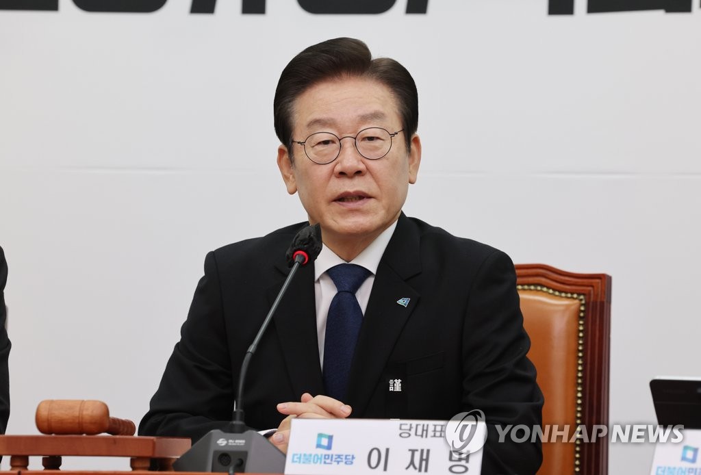 Lee Jae-myung, le chef du principal parti d'opposition, le Parti démocrate (PD), prend la parole lors d'une réunion parlementaire, le 11 novembre 2022. 
