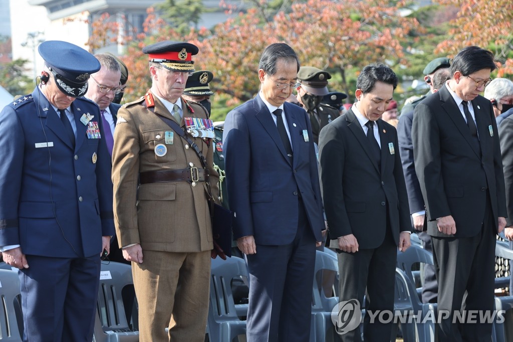 Prime Minister Han Duck-soo (C), United Nations Command Deputy Commander Lt. Gen. Andrew Harrison (2nd from L) and other participants offer a one-minute silent prayer at the U.N. Memorial Cemetery in the southern port city of Busan on Nov. 11, 2022, as South Korea holds the annual Turn Toward Busan ceremony to commemorate the sacrifices of fallen troops who fought under the U.N. flag during the 1950-53 Korean War. (Yonhap)