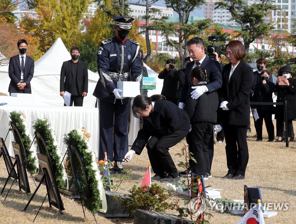 박은정 국장(오른쪽 첫번째) 가족이 지난해 11월 열린 제임스 그룬디씨 안장식에서 유족 자격으로 헌화하고 있다. 
