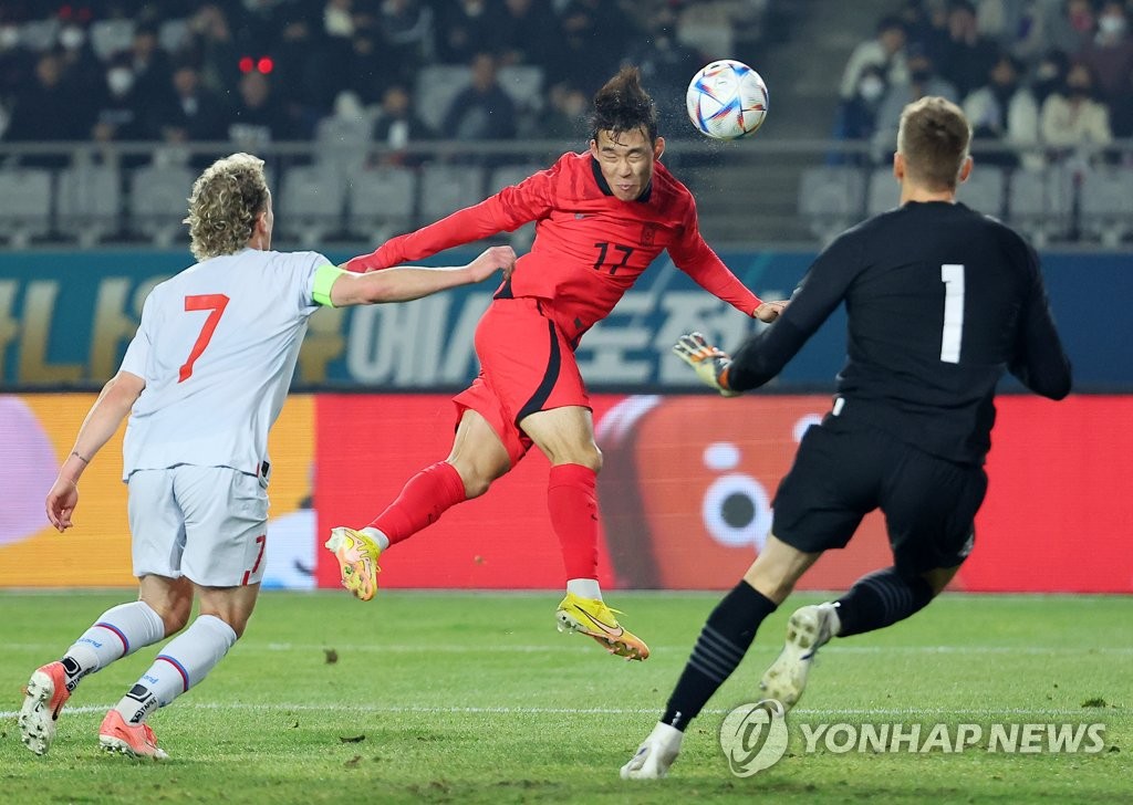 Song Min-kyu of South Korea (C) heads in a goal against Iceland during their friendly football match at Hwaseong Sports Complex Main Stadium in Hwaseong, Gyeonggi Province, on Nov. 11, 2022. (Yonhap)