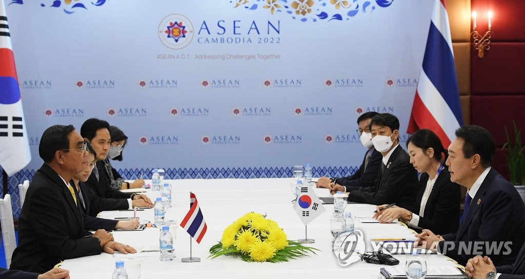 El presidente de Corea del Sur, Yoon Suk-yeol (primero por la dcha.), y el primer ministro de Tailandia, Prayut Chan-o-cha (primero por la izda.), celebran una cumbre en la capital camboyana, Nom Pen, el 11 de noviembre de 2022. Yoon se encuentra en Camboya para asistir a la cumbre de la Asociación de Naciones del Sudeste Asiático (ASEAN, según sus siglas en inglés). Además, también asistirá a la cumbre del Grupo de los 20 (G-20), en Bali, Indonesia, la segunda y última escala de su viaje por el Sudeste Asiático. 