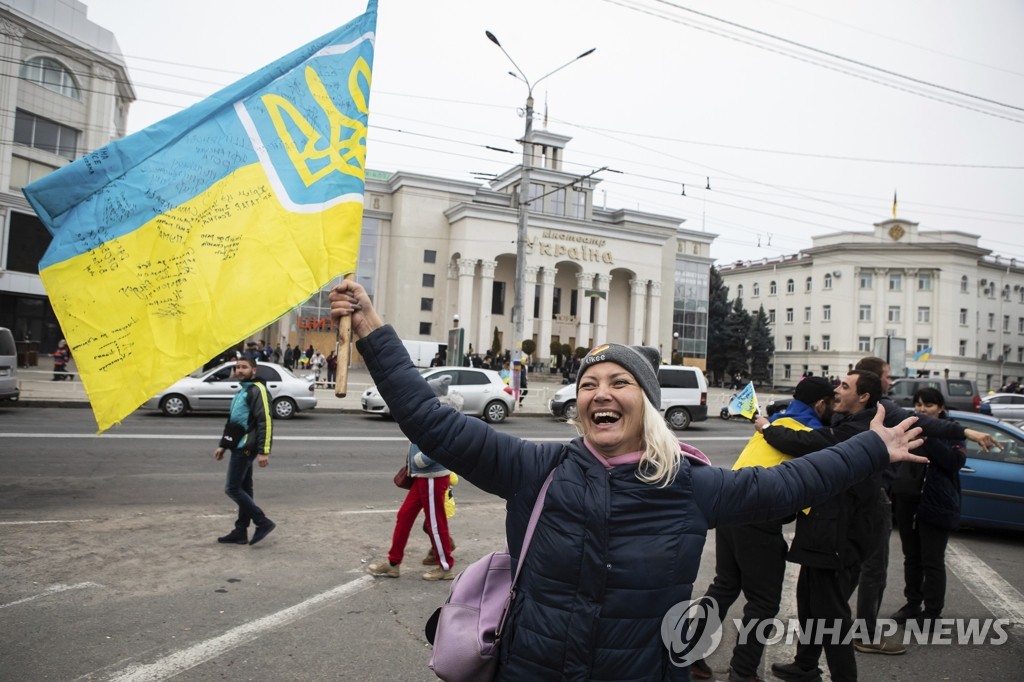 우크라이나 국기 흔들며 기뻐하는 헤르손 주민들
