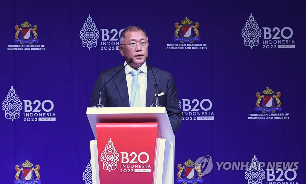 This photo, taken Nov. 13, 2022, and provided by Hyundai Motor Group, shows the group's Chairman Euisun Chung delivering a keynote speech on the topic of "Energy Poverty and Accelerate a Just and Orderly Sustainable Energy Use" at the B20 Summit Indonesia 2022 held at the Bali Nusa Dua Convention Center. (PHOTO NOT FOR SALE) (Yonhap)