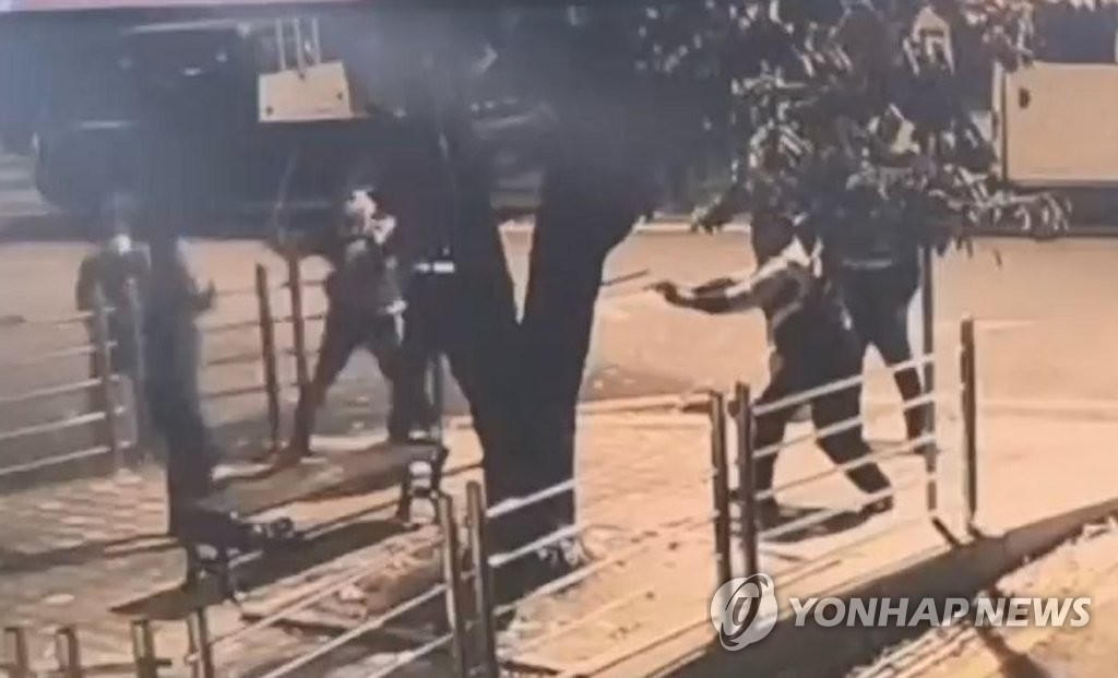 경찰, 흉기로 저항 50대 실탄 쏴 검거