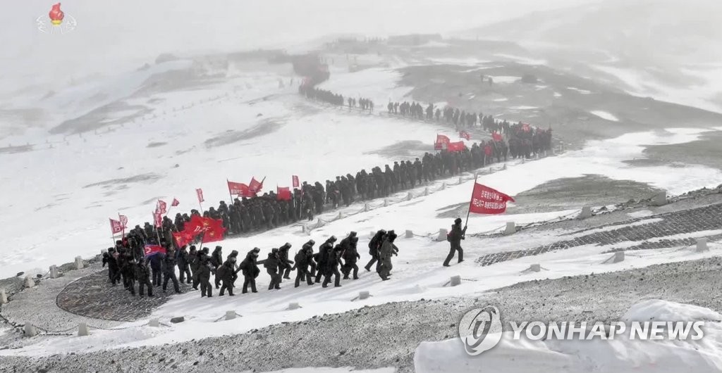 북한서 연일 백두산 답사행렬