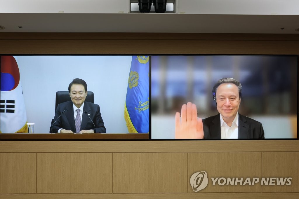 President Yoon Suk-yeol (L) is seen at the presidential office in Seoul during a virtual meeting with Tesla CEO Elon Musk on Nov. 23, 2022, in this photo provided by the office. (PHOTO NOT FOR SALE) (Yonhap)