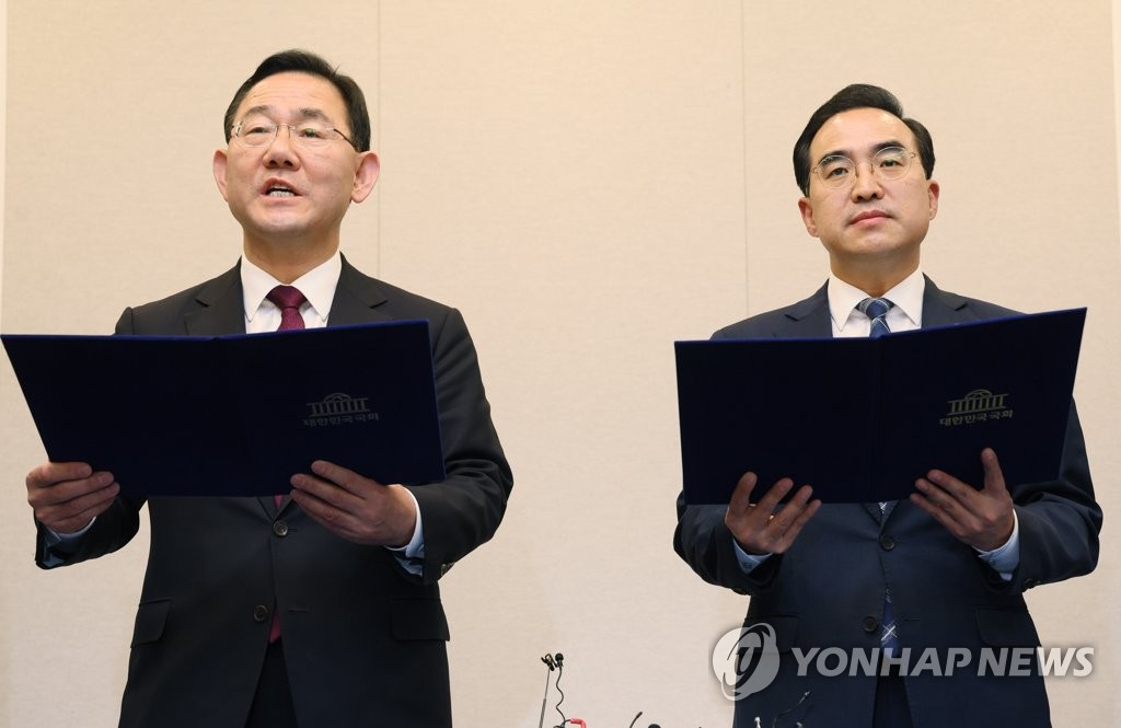 The ruling People Power Party floor leader Joo Ho-young (L) and the main opposition Democratic Party leader Park Hong-geun announce they have agreed to open a parliamentary probe into the Itaewon crowd crush in a press conference at the National Assembly in western Seoul on Nov. 23, 2022. (Yonhap)