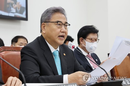 国会で答弁する朴外相＝２４日、ソウル（聯合ニュース）