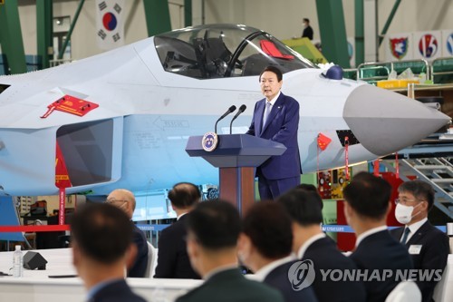 El presidente surcoreano, Yoon Suk-yeol, habla en una reunión para promover las exportaciones de defensa, el 24 de noviembre de 2022, en una planta de KAI, en Sacheon, a 301 kilómetros al sur de Seúl.