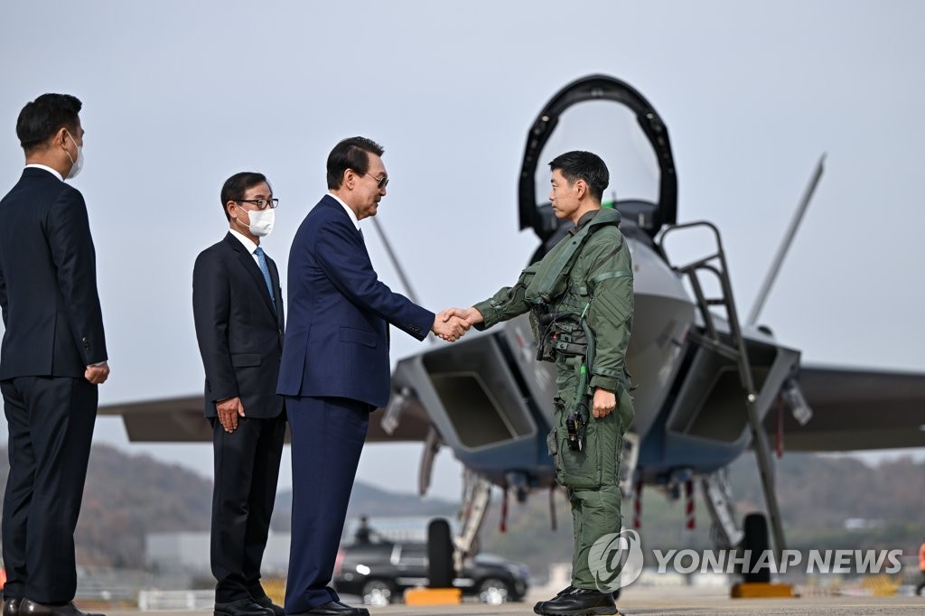 KF-21 시범비행 조종사 격려하는 윤석열 대통령
