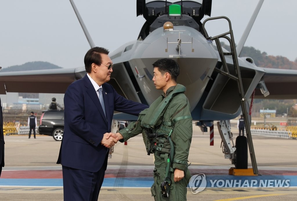 الرئيس يون يشجع طيار طائرة مقاتلة من طراز KF-21