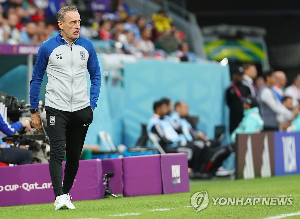 South Korea head coach Paulo Bento watches his team in action against Uruguay during the Group H match at the FIFA World Cup at Education City Stadium in Al Rayyan, west of Doha, on Nov. 24, 2022. (Yonhap)