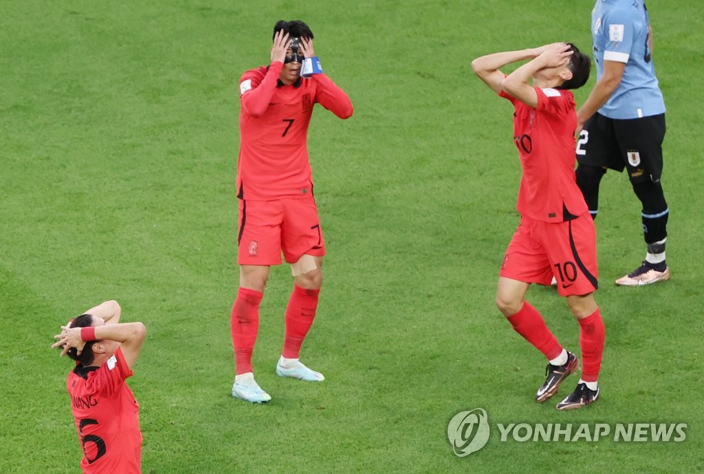 South Korean players Hwang Ui-jo, Son Heung-min and Lee Jae-sung (L-R) react to Hwang's missed scoring opportunity against Uruguay during the countries' Group H match at the FIFA World Cup at Education City Stadium in Al Rayyan, west of Doha, on Nov. 24, 2022. (Yonhap)