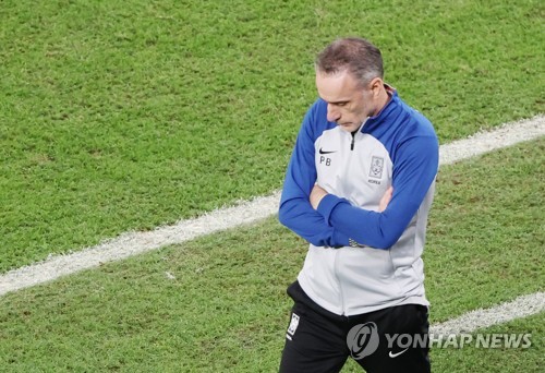 South Korea head coach Paulo Bento takes a moment during his team's Group H match against Uruguay at the FIFA World Cup at Education City Stadium in Al Rayyan, west of Doha, on Nov. 24, 2022. (Yonhap)