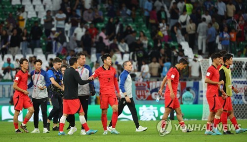South Korean players leave the field after a scoreless draw against Uruguay in the countries' Group H match at the FIFA World Cup at Education City Stadium in Al Rayyan, west of Doha, on Nov. 24, 2022. (Yonhap)