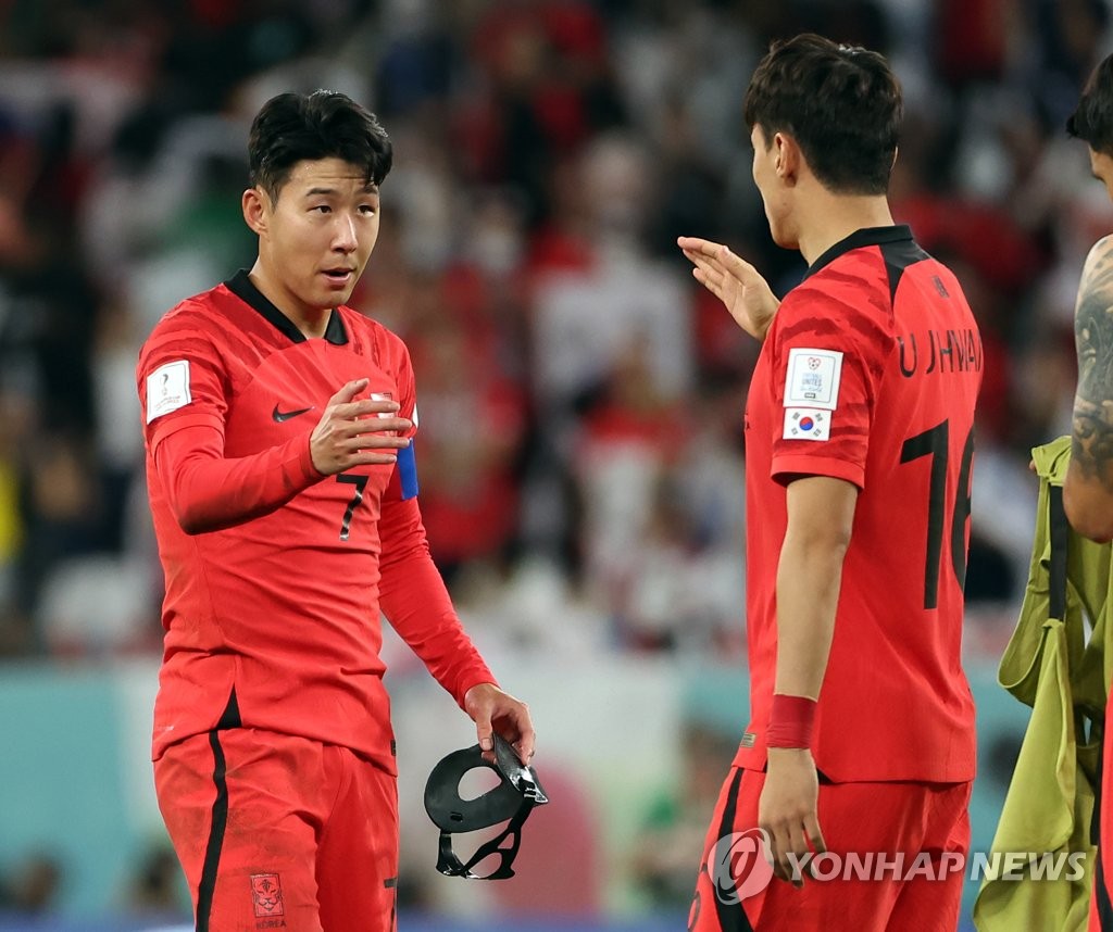 South Korean players Son Heung-min (L) and Hwang Ui-jo shake hands after a scoreless draw with Uruguay in the teams' Group H match at the FIFA World Cup at Education City Stadium in Al Rayyan, west of Seoul, on Nov. 24, 2022. (Yonhap)