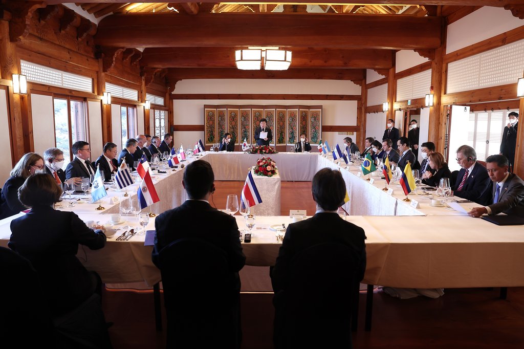 El presidente del Parlamento con los embajadores de los países latinoamericanos ante Seúl