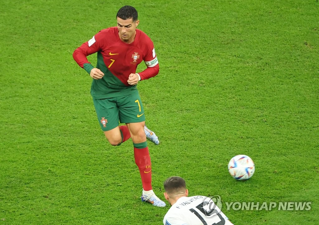 Cristiano Ronaldo of Portugal makes a pass against Uruguay during the countries' Group H match at the FIFA World Cup at Lusail Stadium in Lusail, north of Doha, on Nov. 28, 2022. (Yonhap)