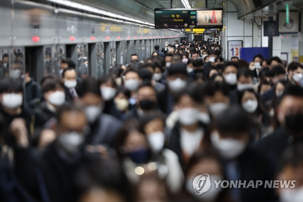 La foto, tomada el 29 de noviembre de 2022, muestra la plataforma de la estación de metro de Gwanghwamun, en Seúl.