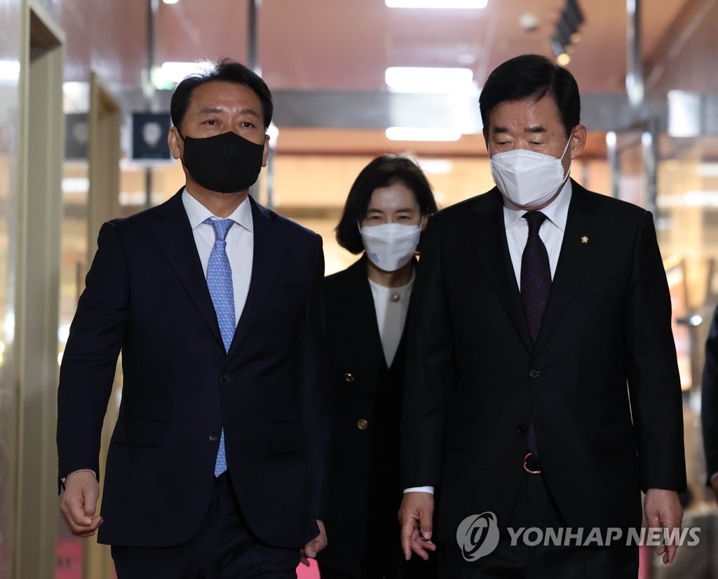 National Assembly Speaker Kim Jin-pyo (R) enters his office at the National Assembly on Dec. 2, 2022. (Yonhap)