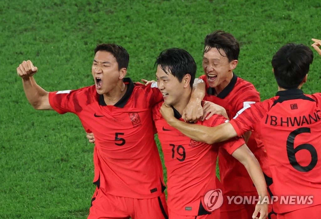 Kim Young-gwon of South Korea (C) is congratulated by teammates Jung Woo-young, Lee Jae-sung and Hwang In-beom (L to R) after scoring a goal during the countries' Group H match at the FIFA World Cup at Education City Stadium in Al Rayyan, west of Doha, on Dec. 2, 2022. (Yonhap)