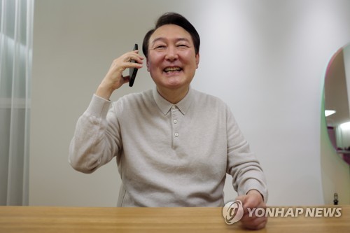 Yoon habla por teléfono con Bento y Son tras la victora de Corea del Sur contra Portugal