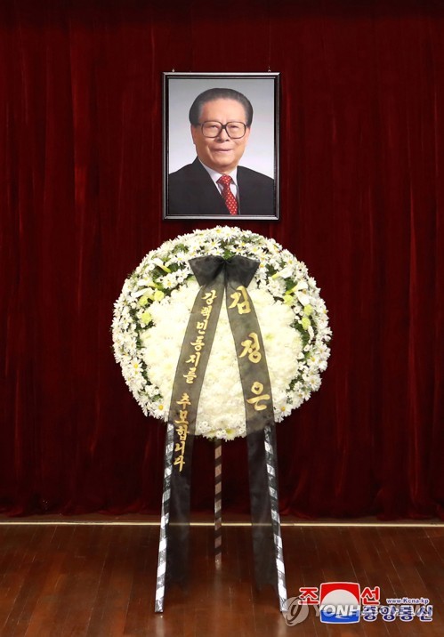 الزعيم الكوري الشمالي يرسل إكليلا من الزهور إلى السفارة الصينية تكريما لجيانغ