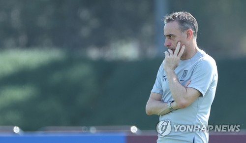 South Korea head coach Paulo Bento watches his team during a training session for the round of 16 match against Brazil at the FIFA World Cup at Al Egla Training Site in Doha on Dec. 4, 2022. (Yonhap)